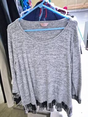 SJS Gray Heather Knit Tunic with Black-and-White Plaid Ruffle